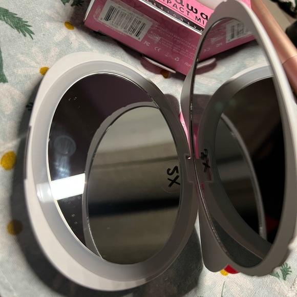 Hello kitty Impressions Kawaii compact mirror with LED Light. - Picture 3 of 4